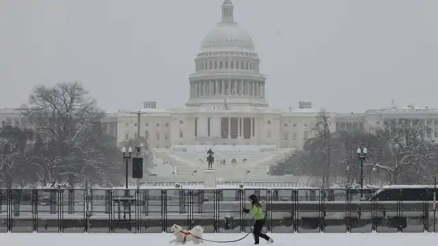 受冬季风暴影响，美国华盛顿遭遇大雪