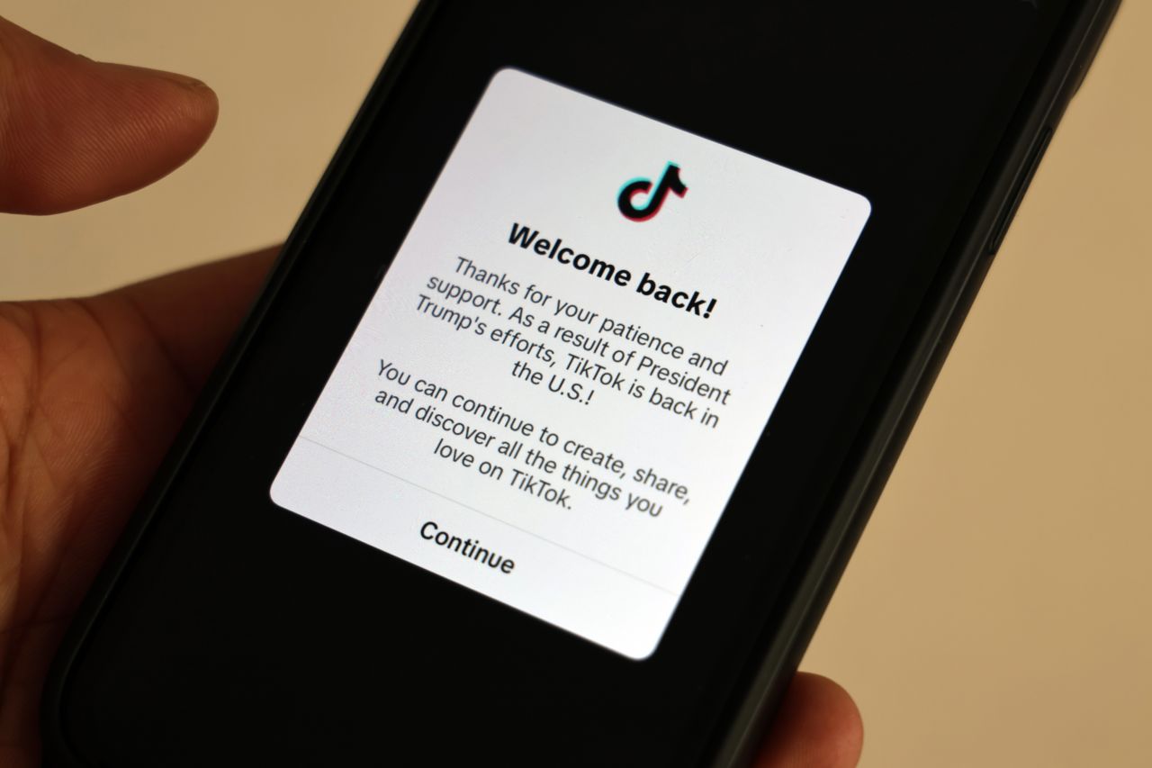 周一，智能手机在社交媒体平台 TikTok 上显示弹出消息