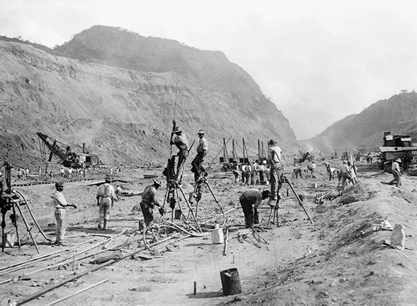 1904年至1914年，工人们在建设巴拿马运河